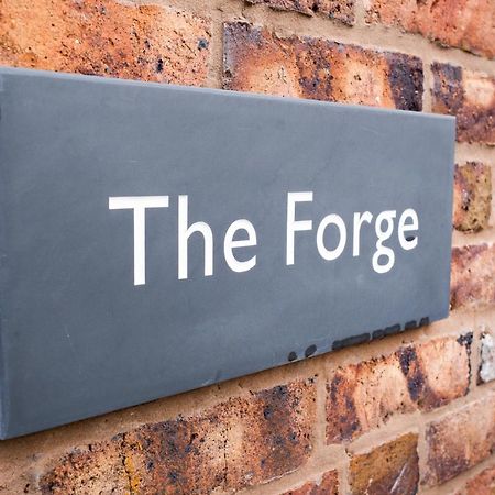 Вилла The Forge - Beautiful Contemporary Barn - Hot Tub Бриджнорс Экстерьер фото