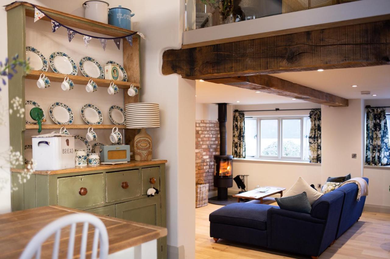 Вилла The Forge - Beautiful Contemporary Barn - Hot Tub Бриджнорс Экстерьер фото