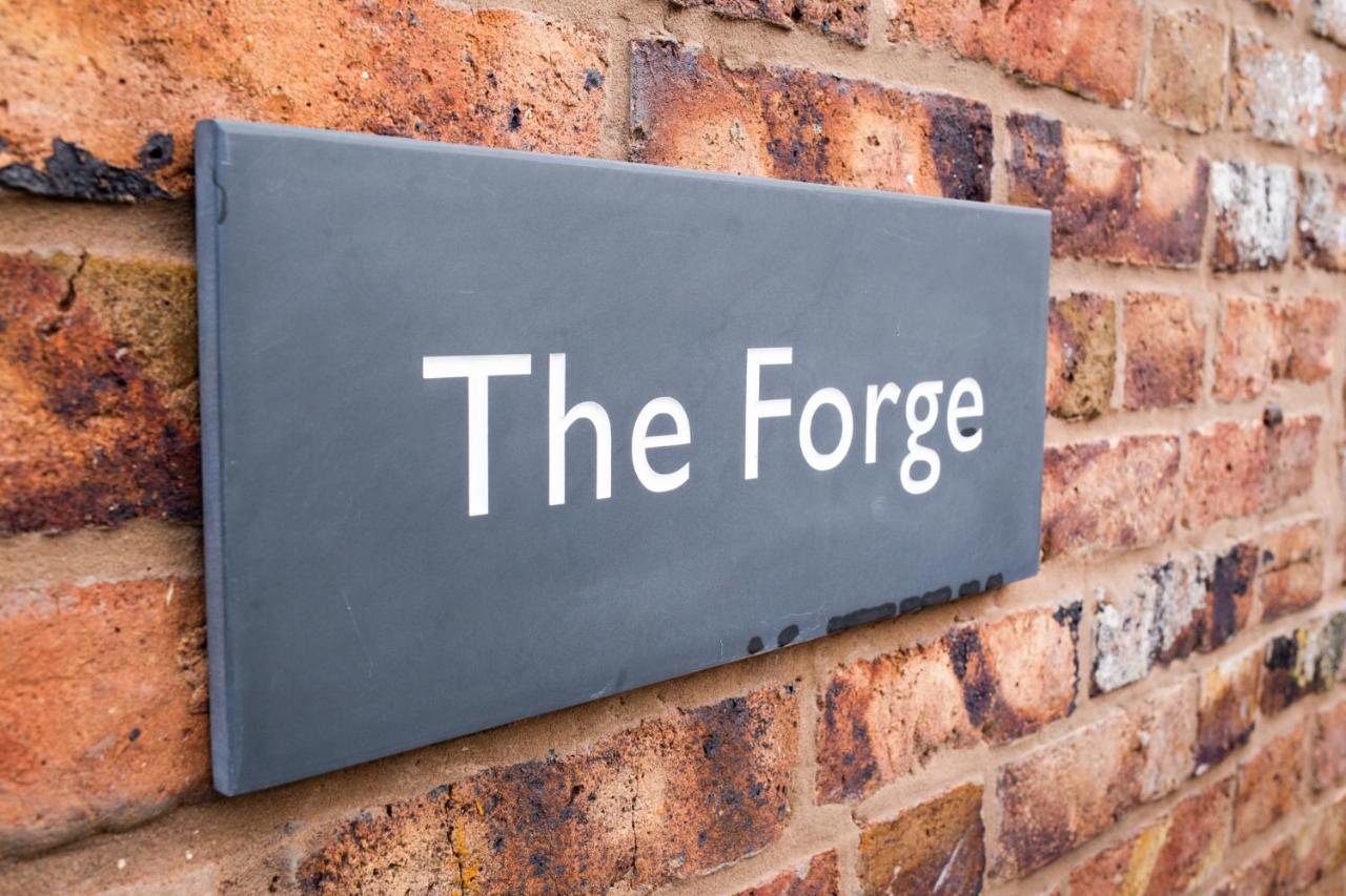 Вилла The Forge - Beautiful Contemporary Barn - Hot Tub Бриджнорс Экстерьер фото