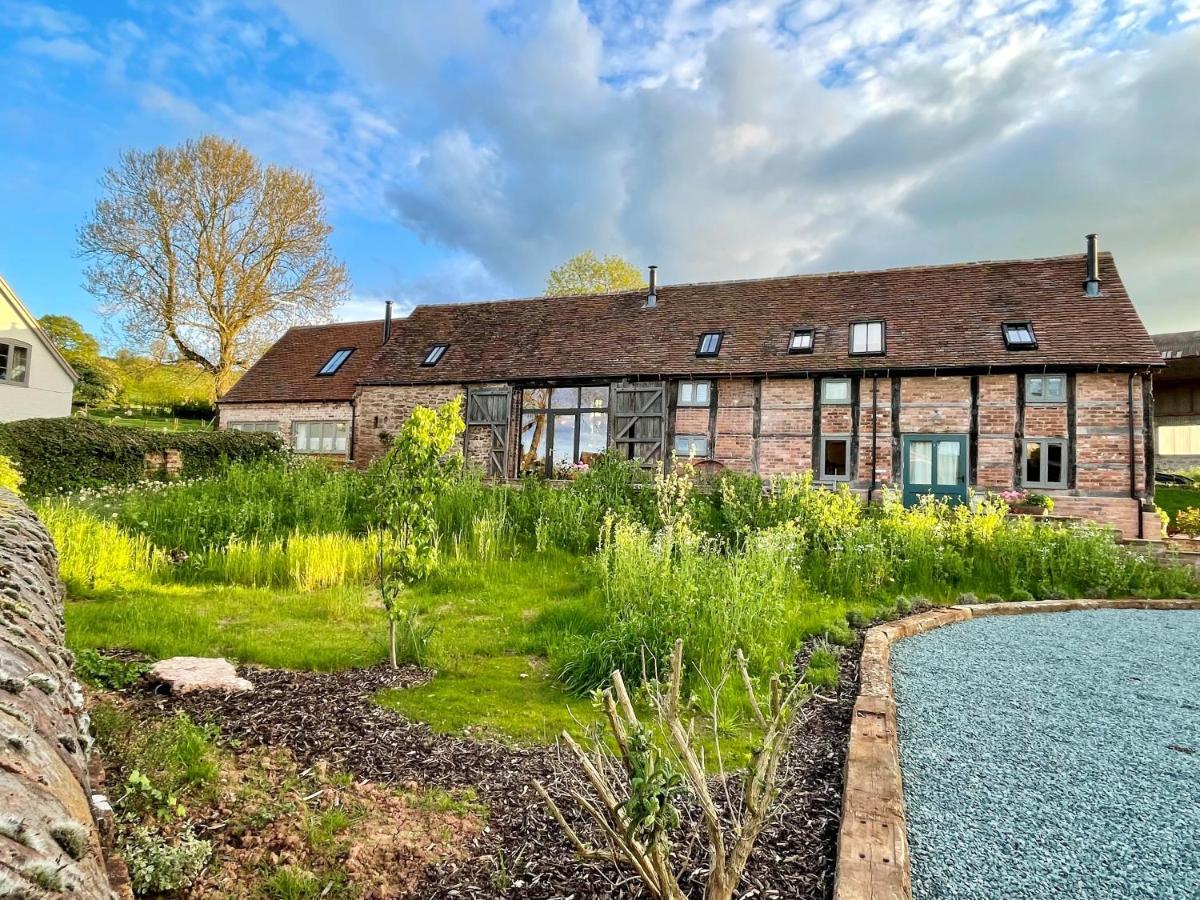 Вилла The Forge - Beautiful Contemporary Barn - Hot Tub Бриджнорс Экстерьер фото